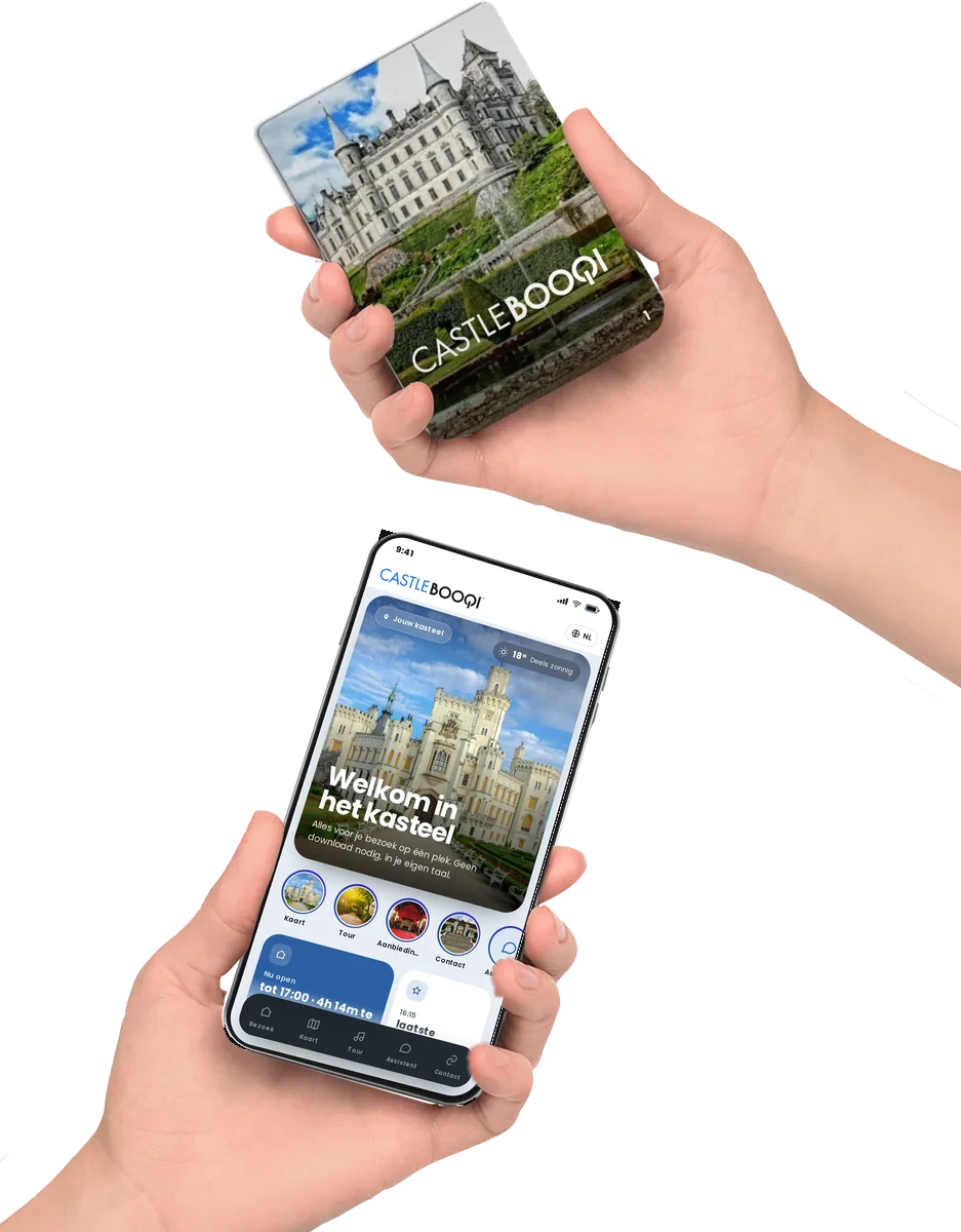 Een CastleBooqi in de hand, met de digitale gids op een telefoon